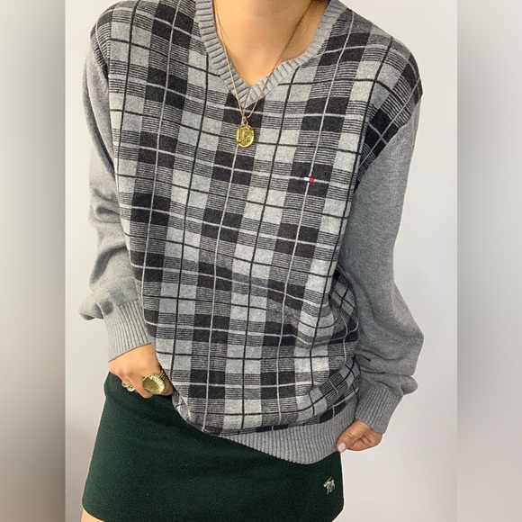Vintage Tommy Hilfiger Sweater 🖤🤍 - Picture 2 of 5